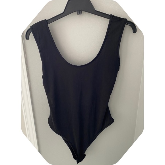 Tops - Black wide straps open back bodysuit 🖤🌹